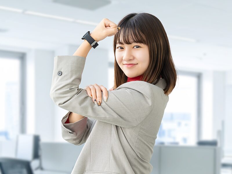 ガッツポーズする女性